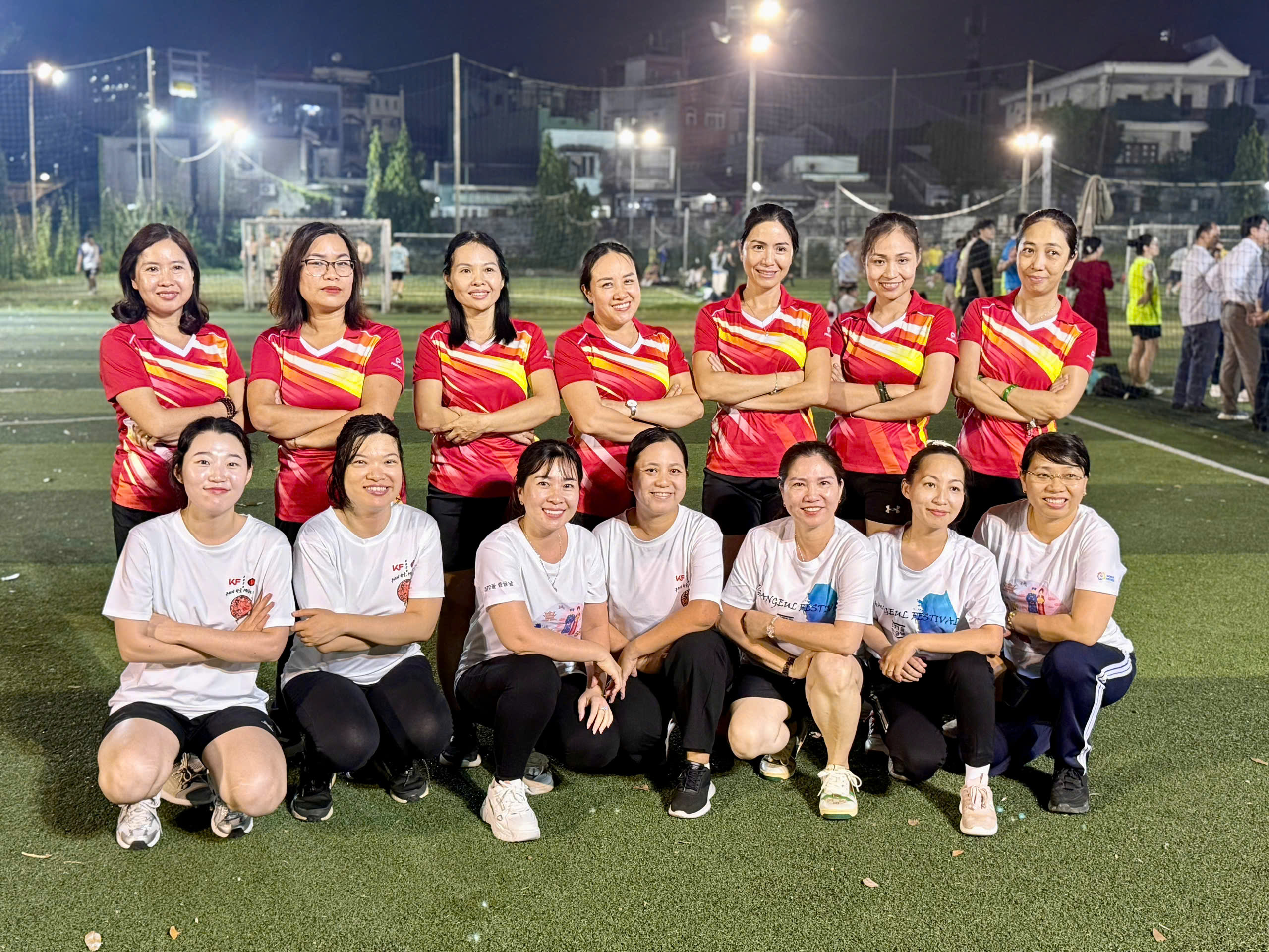 GIẢNG VIÊN NỮ KHOA ĐÔNG PHƯƠNG – “CHIẾN BINH SÂN CỎ” TRONG HỘI THAO 20/11